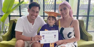 El Barack Lulus Sekolah Pakai Baju Toga, Jessica Iskandar Nangis Terharu