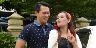 Elly Sugigi Unggah Pose Manis Dengan Irfan Sbaztian, Jalani Foto Prewed?