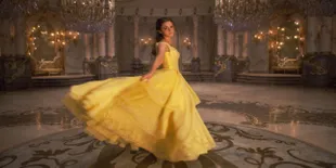 Emma Watson Berbagi Poster 'BEAUTY AND THE BEAST' Yang Stunning