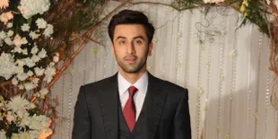 Emosi, Ranbir Kapoor Ngamuk dan Ambil Ponsel Fotografer di India