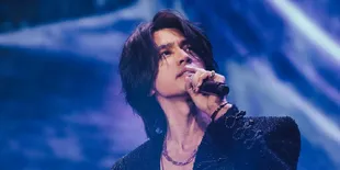 Emosional, Jerry Yan Bawa Kalung Sanchai 'METEOR GARDEN' Saat Konser untuk Mengenang Barbie Hsu