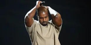Emosional, Kanye West Peluk Erat Sahabatnya Sambil Nangis di Runway