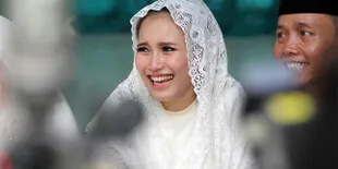 Enji Tak Temani Saat Kurban, Ayu Ting-Ting Tetap Smile