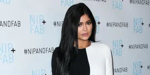 Evolusi Gaya Kylie Jenner di Red Carpet, Polos - Hot Menggoda