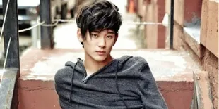 Fans Berjajar Rapi Sambut Kim Soo Hyun di Soetta!