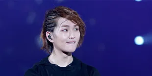 Fans Jatuh di Bandara, Onew SHINee Langsung Menolong