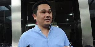 Farhat Abbas Berikan Empat Mobil Mewah ke Nia Daniati