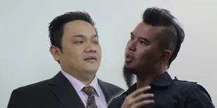 Farhat Abbas Sebar Foto dan Maki-Maki Pengacara Ahmad Dhani