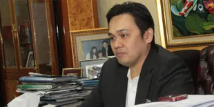 Farhat Abbas 'Serang' Pengacara Eyang Subur