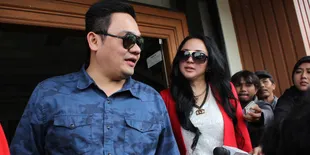 Farhat - Regina Bantah Kena Grebek