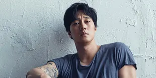 Fashion So Ji Sub Menuju Jakarta, Dari Atas ke Bawah Serba Hitam