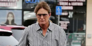 Fashionable! Caitlyn Jenner Tampil Cantik &#38; Feminin Dengan Payung