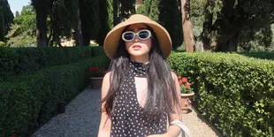 Febby Rastanty Tampil Classy saat Liburan di Italia, Gayanya Bak Madam Pemilik Villa