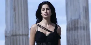 Feminin Abis! Blouse & Rok Sepan Ini Bikin Katrina Kaif Bak Putri