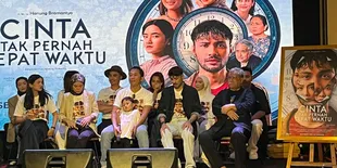 Film CINTA TAK PERNAH TEPAT WAKTU Rilis Poster Resmi