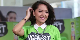 Film Pertama Tayang, Lala Karmela Remas Tangan Ernest Prakasa