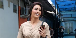 Fitting Baju Nikah Bareng Pacar, Tyas Mirasih Dapat Harga Special