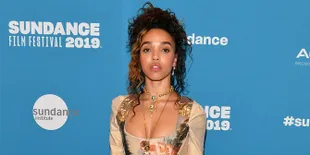 FKA Twigs Tertangkap Gandeng &#38; Bersandar Manja di Bahu Shia LaBeouf