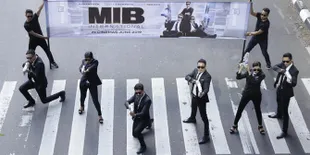 Flashmob Agen MEN IN BLACK INTERNATIONAL Hibur Warga Jakarta