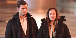 Foto Adegan Baru: Christian Grey Berikan Anastasia Stelle Mobil