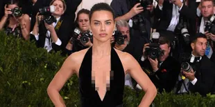[FOTO] Adriana Lima Tertangkap Kamera Ciuman Dengan Pria Ini