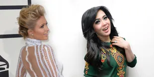 [Foto] Adu Cantik, Syahrini Pose Bareng Paris Hilton