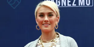 FOTO: Agnez Mo Ikut Rayakan Ulang Tahun DJ Khaled Bersama Para Artis Hollywood