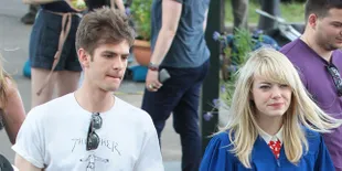 [FOTO] Andrew Garfield - Emma Stone Tantang Ombak di Lautan