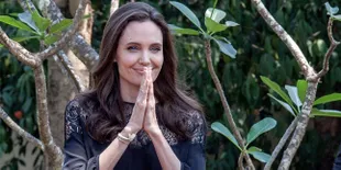 [FOTO] Angelina Jolie Ajak Anak Kembarnya Jalan-Jalan di Kamboja
