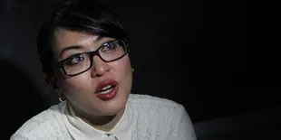 [Foto] Angelina Sondakh Menangis Menggenggam Tasbih