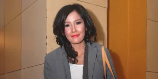 [Foto] Ardina Rasti Tampil Ala Ibu-Ibu Kantoran