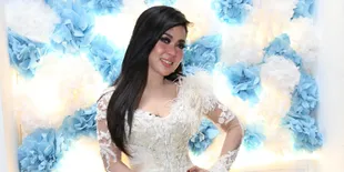 [FOTO] Ashanty Melahirkan, Syahrini Selfie Bareng Tas Mahal