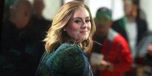 FOTO: Asyik Belanja, Adele Pamer Wajah Asli Tanpa Make Up