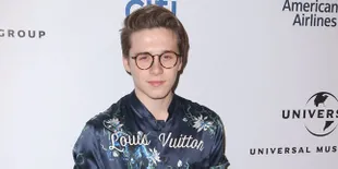 FOTO: Asyik Main Skateboard, Brooklyn Beckham Jatuh Terlentang