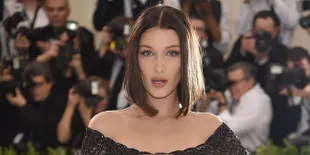 [FOTO] Asyik Main Sky, Bella Hadid Malah Jatuh Terjungkal