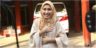 [FOTO] Ayu Ting Ting Pakai Jepitan Kertas Untuk Baju, Dihujat!