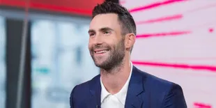 [FOTO] Badan Kekar &#38; Penuh Tato, Adam Levine Malah Dandan Cantik