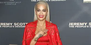 [FOTO] Baju Melorot, Rita Ora Alami Nip Slip di Depan Umum