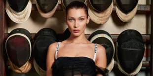 [FOTO] Baju Tertiup Angin, Bra Bella Hadid Tertangkap Kamera