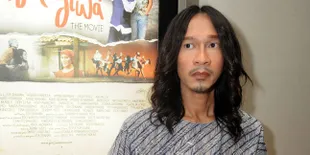 [FOTO] Bak Bulan Madu Kedua, Aming Cium Mesra Istrinya