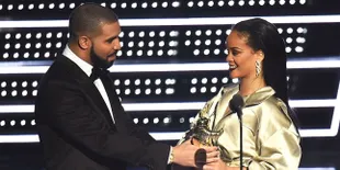 [FOTO] Balikan, Rihanna & Drake Putuskan Kembaran Tato