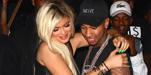 [FOTO] Balikan, Tyga Peluk - Cium Kylie Jenner di Depan Umum