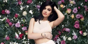 [FOTO] Bantah Rumor Oplas, Payudara Kylie Jenner Makin Besar