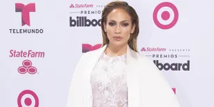 FOTO: Banyak Tingkah, Kostum Jennifer Lopez Robek di Atas Stage