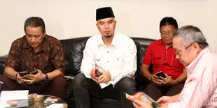 Foto Bareng Fadli Zon, Ahmad Dhani Belum Move On Dari Hape Jadul