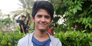 Foto Bareng 'Manusia Serigala', Aliando Pamer Otot Kekarnya