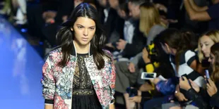 [FOTO] Basah-Basahan, Kendall Jenner Nekat Berpose Topless