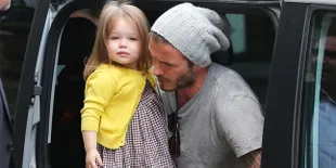 [FOTO] Begini Gaya Imut Harper Beckham Saat Belajar Sepeda