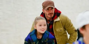 [FOTO] Begini Lucunya Gaya Harper Beckham Saat Main Ice Skating