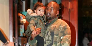 [FOTO] Begini Tingkah North West Saat Tidur di Gendongan Ayahnya